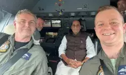 कैनबरा पहुंचे रक्षा मंत्री का एयरपोर्ट पर गर्मजोशी से स्वागत कैनबरा पहुंचे रक्षा मंत्री का एयरपोर्ट पर गर्मजोशी से स्वागत