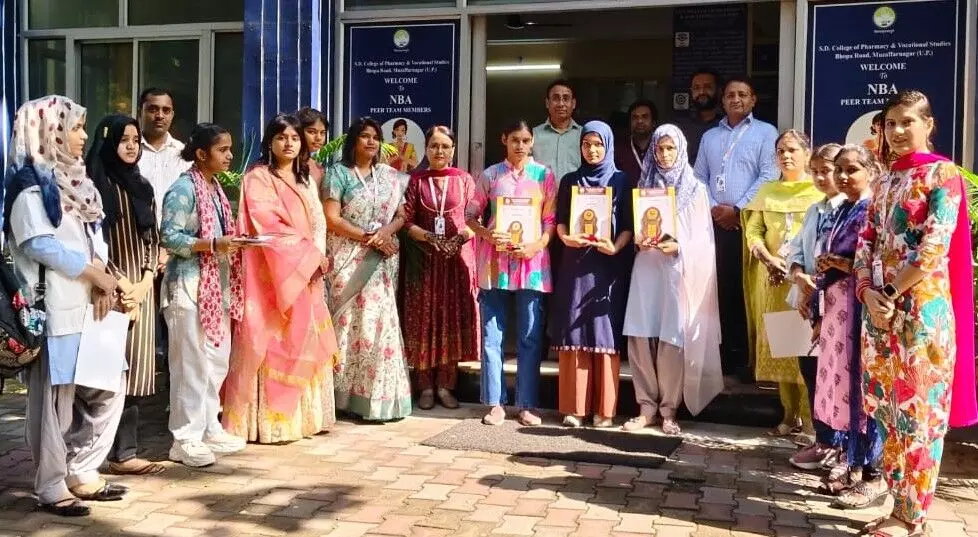 एस.डी. कॉलेज ऑफ फार्मेसी में छात्राओं ने दिखाई मेंहदी कला की अनोखी छटा एस.डी. कॉलेज ऑफ फार्मेसी में छात्राओं ने दिखाई मेंहदी कला की अनोखी छटा