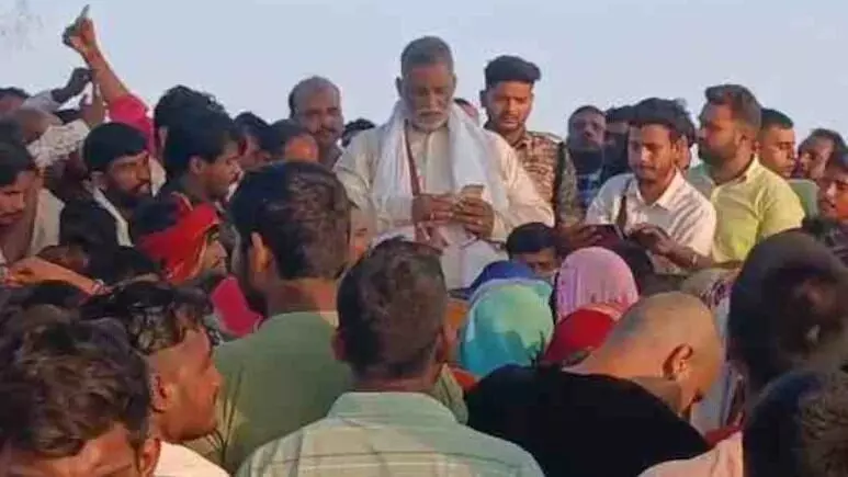 पैसे बांटने पर सांसद के खिलाफ FIR दर्ज- बोले करता रहूंगा गरीबों की मदद पैसे बांटने पर सांसद के खिलाफ FIR दर्ज- बोले करता रहूंगा गरीबों की मदद