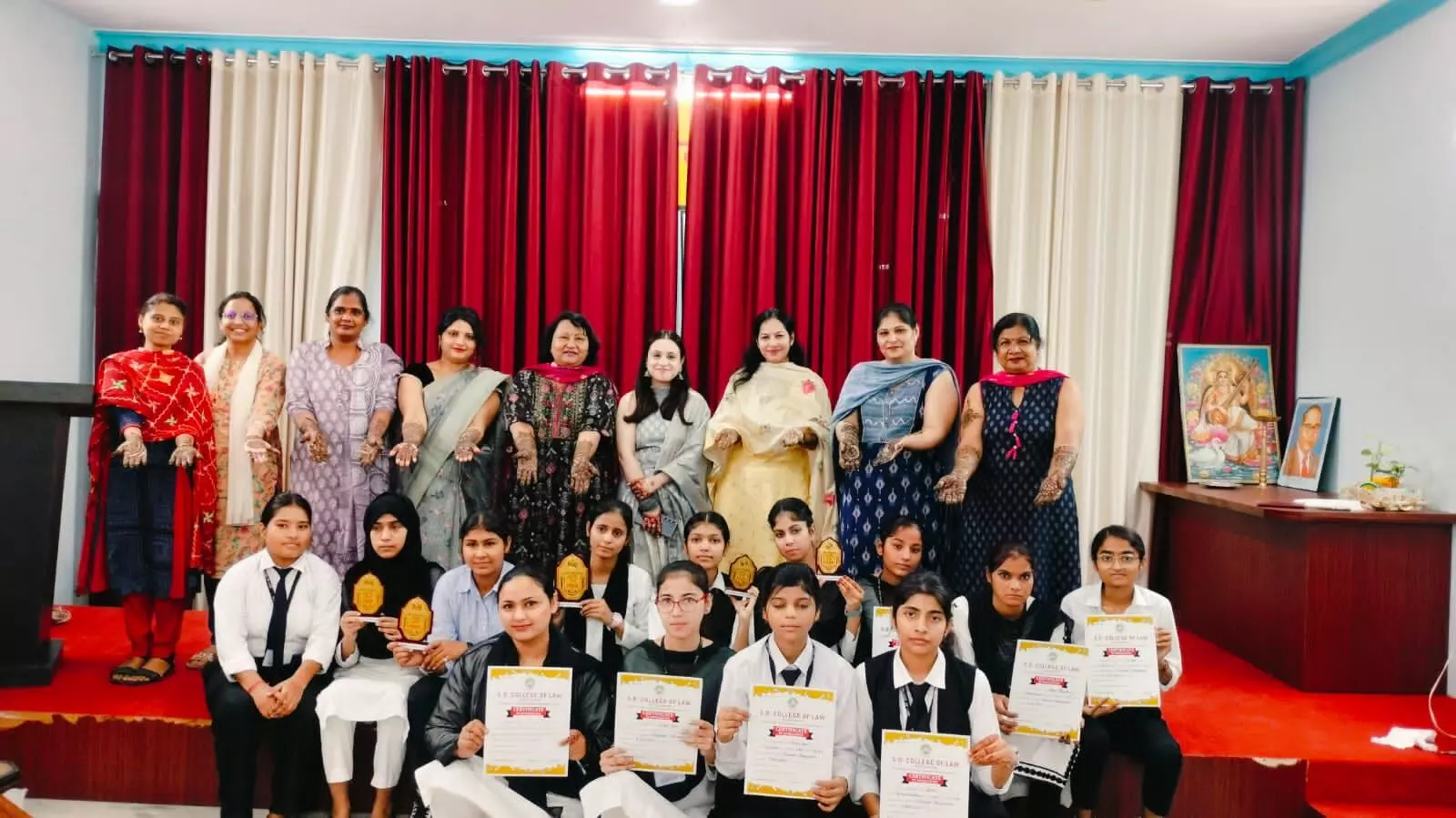 एस. डी. कॉलेज ऑफ लॉ में हुआ मेहंदी प्रतियोगिता का आयोजन एस. डी. कॉलेज ऑफ लॉ में हुआ मेहंदी प्रतियोगिता का आयोजन