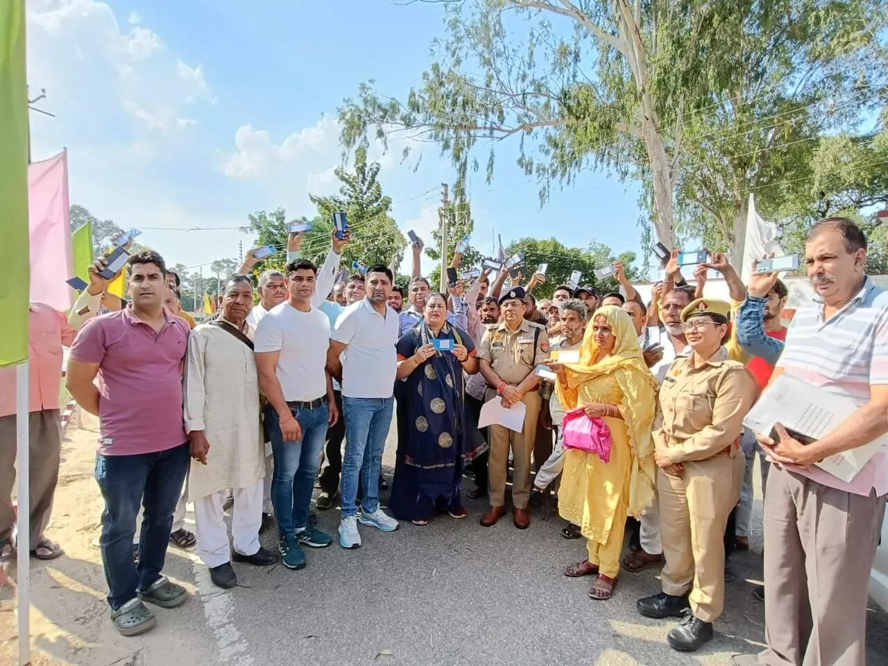 सैकड़ों मोबाइल बरामद-कप्तान के प्रयास से मालिकों के मुखड़ों पर मुस्कान सैकड़ों मोबाइल बरामद-कप्तान के प्रयास से मालिकों के मुखड़ों पर मुस्कान