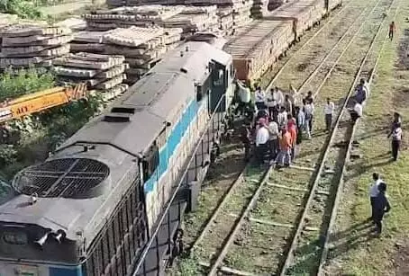 संभल में मालगाड़ी बेपटरी- इस जिले में रेल यार्ड में उतरा इंजन संभल में मालगाड़ी बेपटरी- इस जिले में रेल यार्ड में उतरा इंजन