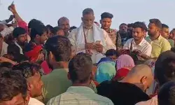 पैसे बांटने पर सांसद के खिलाफ FIR दर्ज- बोले करता रहूंगा गरीबों की मदद पैसे बांटने पर सांसद के खिलाफ FIR दर्ज- बोले करता रहूंगा गरीबों की मदद