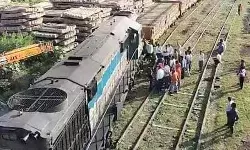 संभल में मालगाड़ी बेपटरी- इस जिले में रेल यार्ड में उतरा इंजन संभल में मालगाड़ी बेपटरी- इस जिले में रेल यार्ड में उतरा इंजन