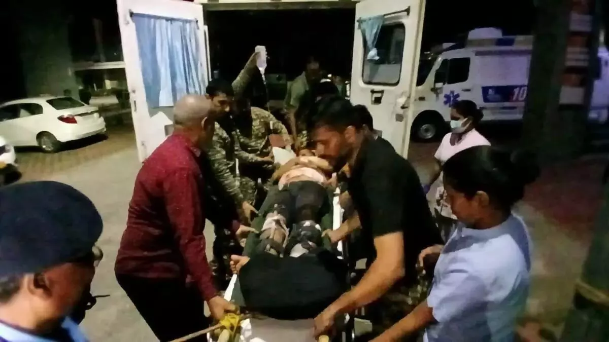 IED ब्लास्ट में CRPF जवान शहीद, दो घायल – हमले से हड़कंप IED ब्लास्ट में CRPF जवान शहीद, दो घायल – हमले से हड़कंप