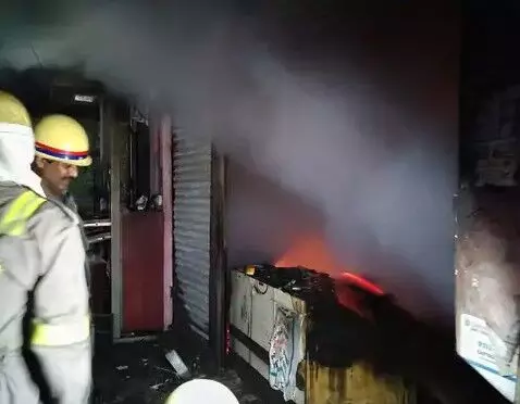 ऑटोमोबाइल की दुकान में लगी आग में लाखों का सामान जलकर हुआ खाक ऑटोमोबाइल की दुकान में लगी आग में लाखों का सामान जलकर हुआ खाक