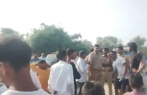 डॉ भीमराव की प्रतिमा खंडित- अराजक तत्वों ने तोडा हाथ- ग्रामीणों... डॉ भीमराव की प्रतिमा खंडित- अराजक तत्वों ने तोडा हाथ- ग्रामीणों...