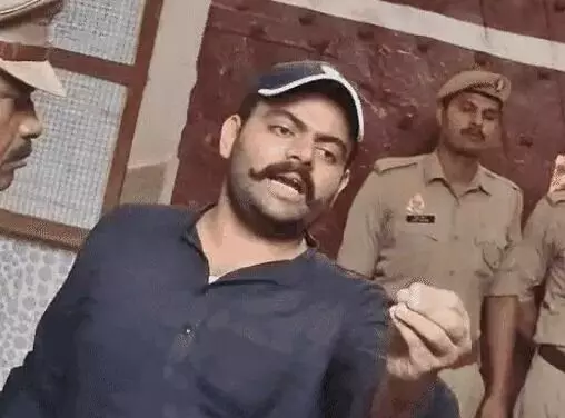 अतीक के बेटे की जेल शिफ्टिंग में वीडियो वायरल मामला-इंस्पेक्टर सस्पेंड अतीक के बेटे की जेल शिफ्टिंग में वीडियो वायरल मामला-इंस्पेक्टर सस्पेंड