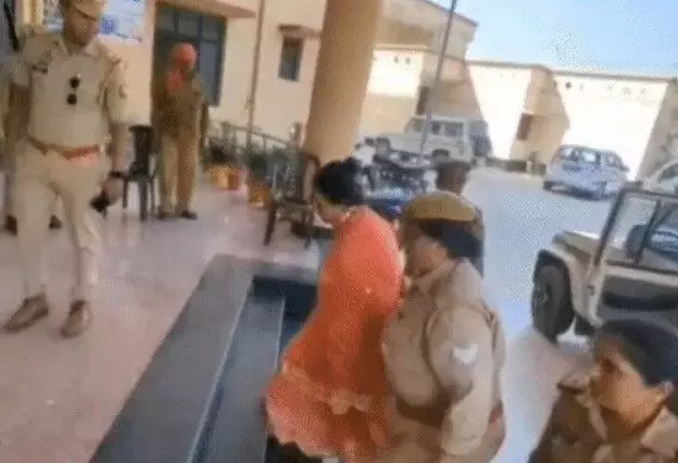 भाड़े पर कारोबारी बॉयफ्रेंड का मर्डर कराने वाली महामंडलेश्वर गिरफ्तार भाड़े पर कारोबारी बॉयफ्रेंड का मर्डर कराने वाली महामंडलेश्वर गिरफ्तार
