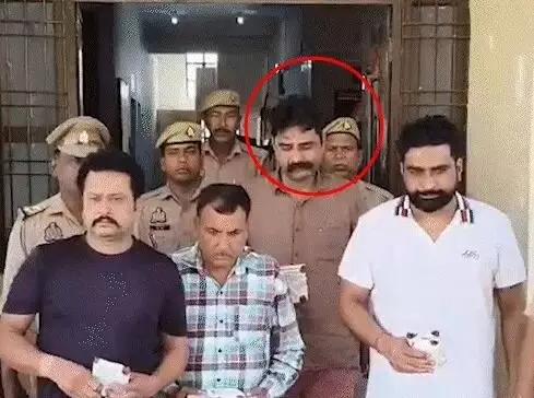 पुलिस की वर्दी में अफीम तस्कर- तीन साथियों के साथ ASI गिरफ्तार पुलिस की वर्दी में अफीम तस्कर- तीन साथियों के साथ ASI गिरफ्तार