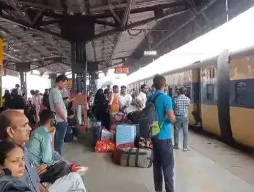 रेलवे स्टेशन पर हादसा- ट्रेन से उतर रहे हेड कांस्टेबल के दोनों पैर कटे रेलवे स्टेशन पर हादसा- ट्रेन से उतर रहे हेड कांस्टेबल के दोनों पैर कटे