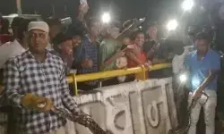 टेम्पो में घुसे मिले विशालकाय अजगर को देख उडे लोगों के होश टेम्पो में घुसे मिले विशालकाय अजगर को देख उडे लोगों के होश