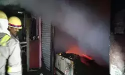 ऑटोमोबाइल की दुकान में लगी आग में लाखों का सामान जलकर हुआ खाक