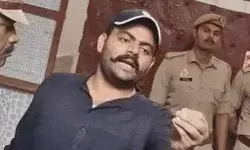 अतीक के बेटे की जेल शिफ्टिंग में वीडियो वायरल मामला-इंस्पेक्टर सस्पेंड अतीक के बेटे की जेल शिफ्टिंग में वीडियो वायरल मामला-इंस्पेक्टर सस्पेंड