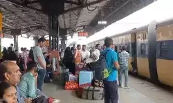 रेलवे स्टेशन पर हादसा- ट्रेन से उतर रहे हेड कांस्टेबल के दोनों पैर कटे रेलवे स्टेशन पर हादसा- ट्रेन से उतर रहे हेड कांस्टेबल के दोनों पैर कटे