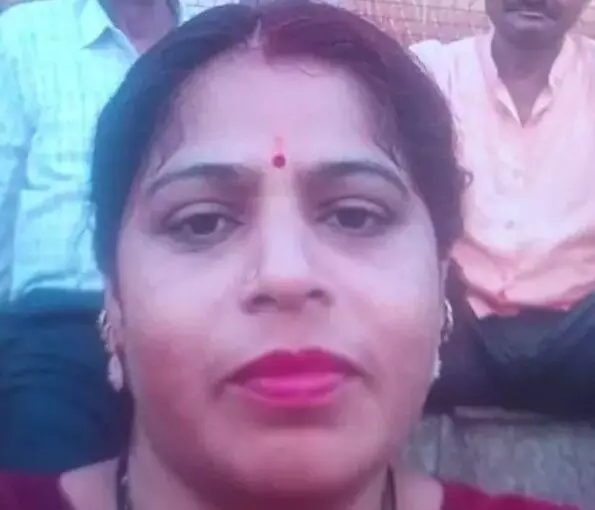 चौकी से सौ कदम की दूरी पर वारदात- खाना बना रही महिला को गोली मारी