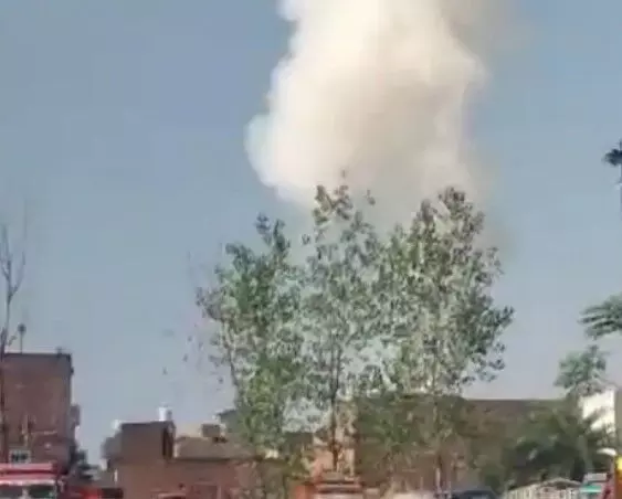 छत पर सुख रहे पटाखों में ब्लास्ट- उडी घर की दीवारें- महिला हुई घायल