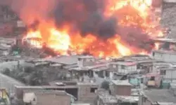 पटाखा फैक्ट्री में भीषण आग- चपेट में आकर 80 घर हुए जलकर खाक