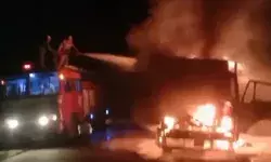 आबादी से होकर सड़क पर जा रहे तेल टैंकर में लगी आग-धूं धूं कर जला टैंकर