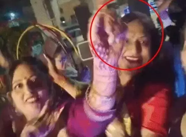 करवा चौथ पार्टी में मौत का झपट्टा- डांस फ्लोर पर थिरक रही महिला.... करवा चौथ पार्टी में मौत का झपट्टा- डांस फ्लोर पर थिरक रही महिला....