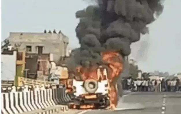 एंबुलेंस में ब्लास्ट- मरीज की ऐसे बचाई जान- चंद मिनट के भीतर गाड़ी खाक