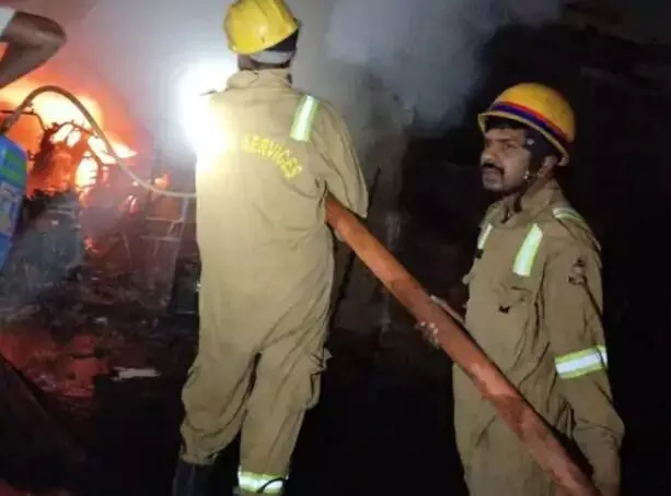 ऑटो सर्विस सेंटर में भीषण आग- लाखों की बाइक, टायर एवं मोबिल ऑयल..