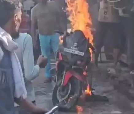 और होटल के बाहर धूं धूं कर जलने लगी पलसर- चंद मिनट में हुई खाक