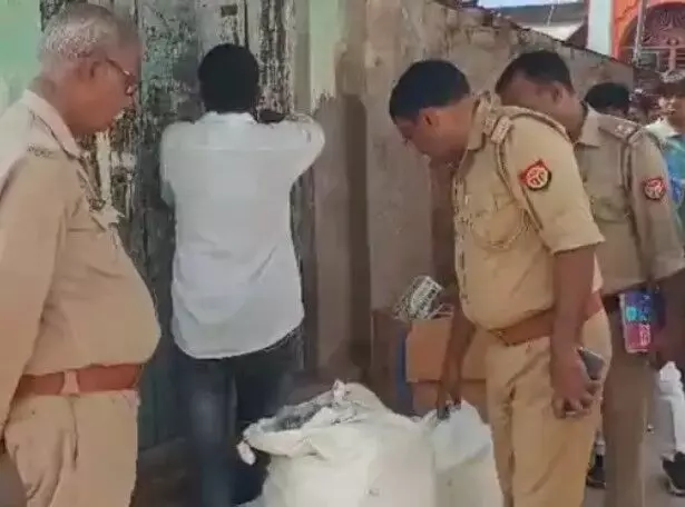 जूते चप्पल की दुकान में छिपाकर रखा पटाखों का जखीरा बरामद
