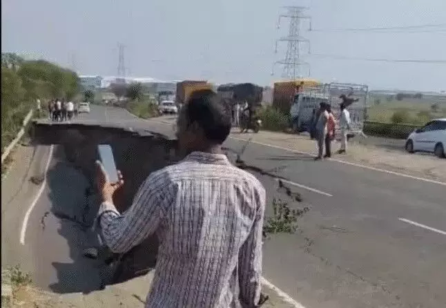जमीन में समाई सड़क-100 मीटर जमीन में धंसी- एक लेन का ट्रैफिक..