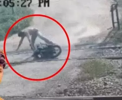 बंद रेलवे फाटक पर ट्रैक पार कर रहा युवक ट्रेन से कटा-जल्दबाजी के..