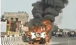 एंबुलेंस में ब्लास्ट- मरीज की ऐसे बचाई जान- चंद मिनट के भीतर गाड़ी खाक एंबुलेंस में ब्लास्ट- मरीज की ऐसे बचाई जान- चंद मिनट के भीतर गाड़ी खाक