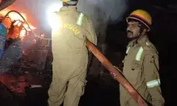 ऑटो सर्विस सेंटर में भीषण आग- लाखों की बाइक, टायर एवं मोबिल ऑयल..