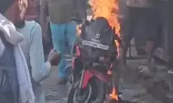 और होटल के बाहर धूं धूं कर जलने लगी पलसर- चंद मिनट में हुई खाक