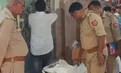 जूते चप्पल की दुकान में छिपाकर रखा पटाखों का जखीरा बरामद जूते चप्पल की दुकान में छिपाकर रखा पटाखों का जखीरा बरामद