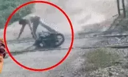 बंद रेलवे फाटक पर ट्रैक पार कर रहा युवक ट्रेन से कटा-जल्दबाजी के.. बंद रेलवे फाटक पर ट्रैक पार कर रहा युवक ट्रेन से कटा-जल्दबाजी के..