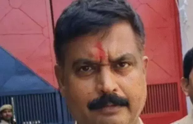 घपलेबाज पर कार्यवाही की गाज- जेल अधीक्षक किया सस्पेंड घपलेबाज पर कार्यवाही की गाज- जेल अधीक्षक किया सस्पेंड