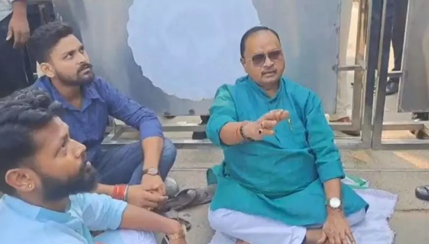 टिकट के लिए मारकाट-CM हाउस के बाहर बैठे MLA बोले- बगैर टिकट.. टिकट के लिए मारकाट-CM हाउस के बाहर बैठे MLA बोले- बगैर टिकट..