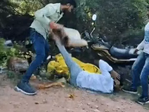 युवक को मिली पड़ोसन के होटल में मिलने की सजा- बॉयफ्रेंड तो.. युवक को मिली पड़ोसन के होटल में मिलने की सजा- बॉयफ्रेंड तो..