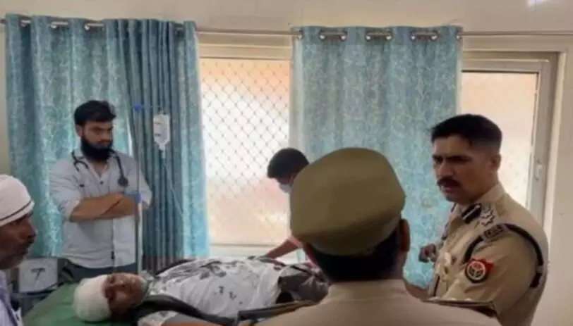 कोर्ट परिसर में वकील पर हमला- बचाने पहुंचे सब इंस्पेक्टर भी घायल कोर्ट परिसर में वकील पर हमला- बचाने पहुंचे सब इंस्पेक्टर भी घायल