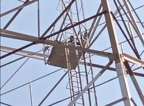 हाई वोल्टेज ड्रामा- रेलवे टावर पर चढ़ा युवक- मुझे मेरी गर्लफ्रेंड से.. हाई वोल्टेज ड्रामा- रेलवे टावर पर चढ़ा युवक- मुझे मेरी गर्लफ्रेंड से..