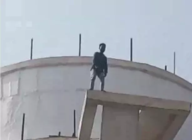 गर्लफ्रेंड की मंगनी होते ही टंकी पर चढ़े प्रेमी ने नीचे लगाई छंलाग गर्लफ्रेंड की मंगनी होते ही टंकी पर चढ़े प्रेमी ने नीचे लगाई छंलाग