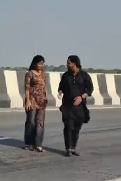 एक्सप्रेस वे पर REEL के लिए लड़का लड़की का हाई वोल्टेज ड्रामा एक्सप्रेस वे पर REEL के लिए लड़का लड़की का हाई वोल्टेज ड्रामा
