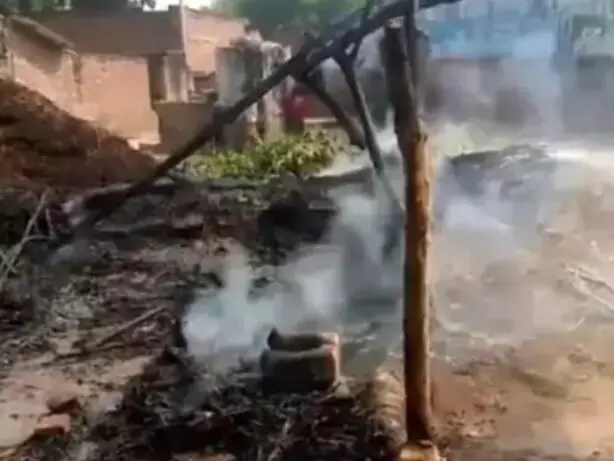 पटाखे की चिंगारी से गरीब खुले आसमान के नीचे- झोपड़ी में लगी आग में.. पटाखे की चिंगारी से गरीब खुले आसमान के नीचे- झोपड़ी में लगी आग में..