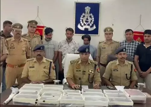 हथियार तस्करी का खुलासा- हथियारों के जखीरा के साथ तीन तस्कर... हथियार तस्करी का खुलासा- हथियारों के जखीरा के साथ तीन तस्कर...