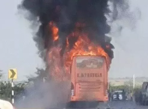 सवारियों को लेकर जा रही बस में लगी भयंकर आग- तीन बच्चों समेत 15....