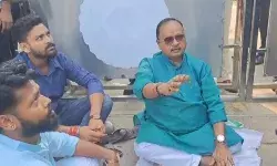 टिकट के लिए मारकाट-CM हाउस के बाहर बैठे MLA बोले- बगैर टिकट.. टिकट के लिए मारकाट-CM हाउस के बाहर बैठे MLA बोले- बगैर टिकट..