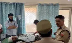 कोर्ट परिसर में वकील पर हमला- बचाने पहुंचे सब इंस्पेक्टर भी घायल कोर्ट परिसर में वकील पर हमला- बचाने पहुंचे सब इंस्पेक्टर भी घायल