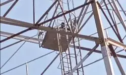 हाई वोल्टेज ड्रामा- रेलवे टावर पर चढ़ा युवक- मुझे मेरी गर्लफ्रेंड से.. हाई वोल्टेज ड्रामा- रेलवे टावर पर चढ़ा युवक- मुझे मेरी गर्लफ्रेंड से..