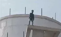 गर्लफ्रेंड की मंगनी होते ही टंकी पर चढ़े प्रेमी ने नीचे लगाई छंलाग गर्लफ्रेंड की मंगनी होते ही टंकी पर चढ़े प्रेमी ने नीचे लगाई छंलाग