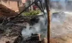 पटाखे की चिंगारी से गरीब खुले आसमान के नीचे- झोपड़ी में लगी आग में.. पटाखे की चिंगारी से गरीब खुले आसमान के नीचे- झोपड़ी में लगी आग में..